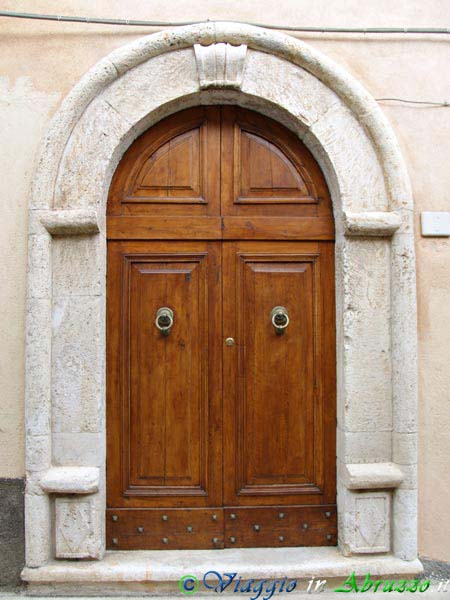 14_P5114697+.jpg - 14_P5114697+.jpg - L'elegante portale di una casa del centro storico.